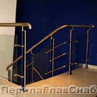 Нестандартные стойки с акриловыми вставками на лестнице в офисе
