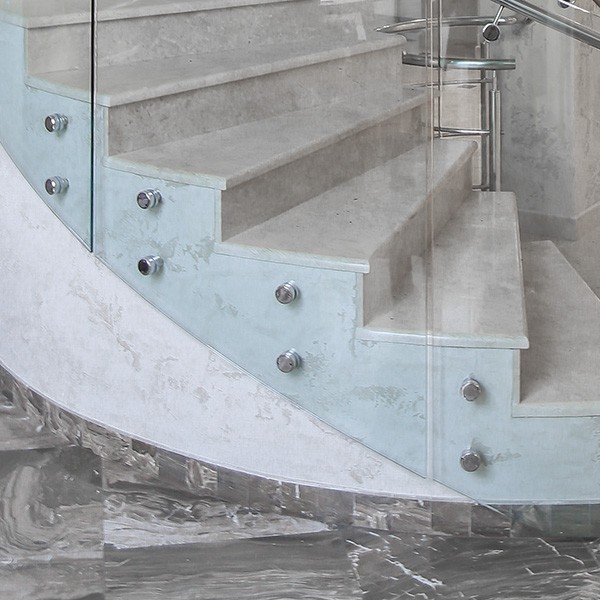 Стеклянные перила на забежной лестнице в современном котедже в подмосковье
