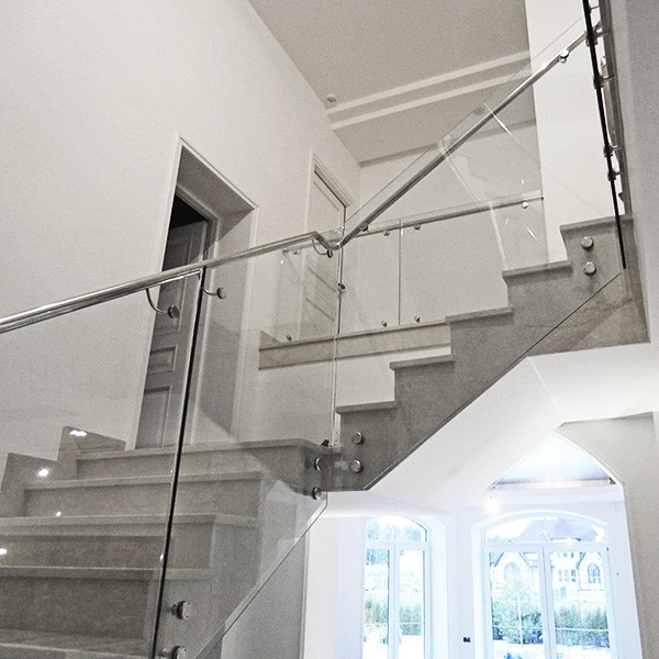 Цельностеклянные ограждения для колодезной лестницы в жилом доме