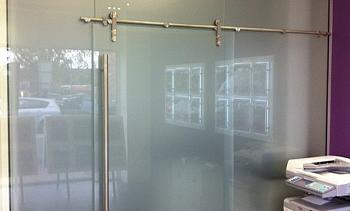 Перегородки из стекла непрозрачные, для офиса в Алматы. Готовые проекты ПерилаГлавСнаб