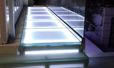 Стеклянный подиум со ступенями с подсветкой купить в Алматы