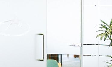 Перегородки из стекла в интерьере офиса купить в Алматы