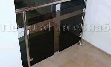 Ограждения со стеклом с крепление в пол окна на лестничной площадке купить в Алматы