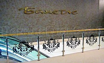 Ограждение лестницы на квадратных стойках с латунным поручнем в Алматы. Готовые проекты ПерилаГлавСнаб