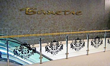 Ограждение лестницы на квадратных стойках с латунным поручнем купить в Алматы