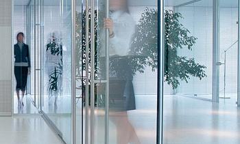 Перегородки в офис с прозрачным стеклом премиум в Алматы. Готовые проекты ПерилаГлавСнаб