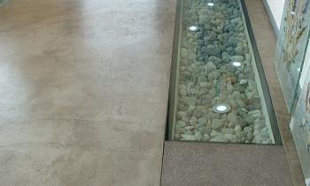 Стеклянный пол в квартиру с декоративной композицией в Алматы. Готовые проекты ПерилаГлавСнаб