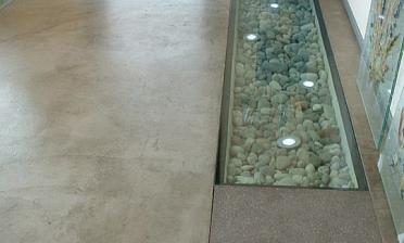 Стеклянный пол в квартиру с декоративной композицией купить в Алматы