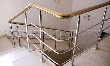 Лестничное ограждение с тремя ригелями и поручнем из латуни купить в Алматы