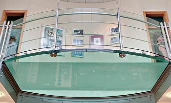 Стеклянный пол на внутреннем выступе атриума в Алматы. Готовые проекты ПерилаГлавСнаб