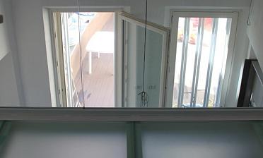 Стеклянное перекрытие из матового стекла на внутреннем балконе купить в Алматы