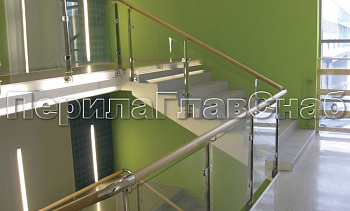 Ограждение с деревянным поручнем, стеклом и стойками в Алматы. Готовые проекты ПерилаГлавСнаб Ограждение с деревянным поручнем, стеклом и стойками в Алматы. Готовые проекты ПерилаГлавСнаб