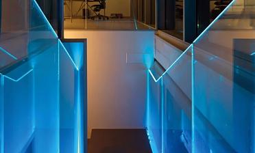 Ограждения лестниц на несущем стекле с подсветкой купить в Алматы