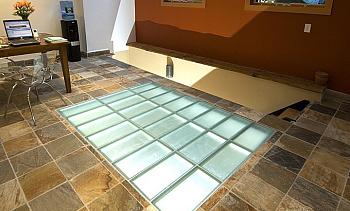 Подсветка стеклянного пола в доме в Алматы. Готовые проекты ПерилаГлавСнаб