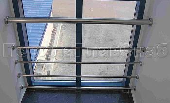 Ограждение на окнах из нержавещей трубы с ригелями в Алматы. Готовые проекты ПерилаГлавСнаб