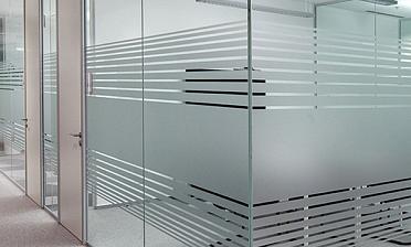 Стеклянные офисные перегородки с матовой пленкой купить в Алматы