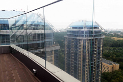 Цельностеклянные ограждения для крыш в Алматы. Готовые проекты ПерилаГлавСнаб - фото 1