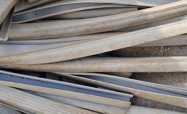 Уплотнитель в поручень с пазом 24х24 под LED ленту на стекло 12мм EPDM (палки 3 м) сорт 2 УЦЕНКА Фk300-c2 3