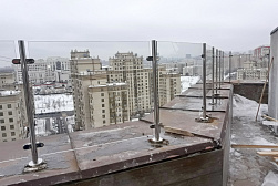 Цельностеклянные ограждения для крыш в Алматы. Готовые проекты ПерилаГлавСнаб - фото 8